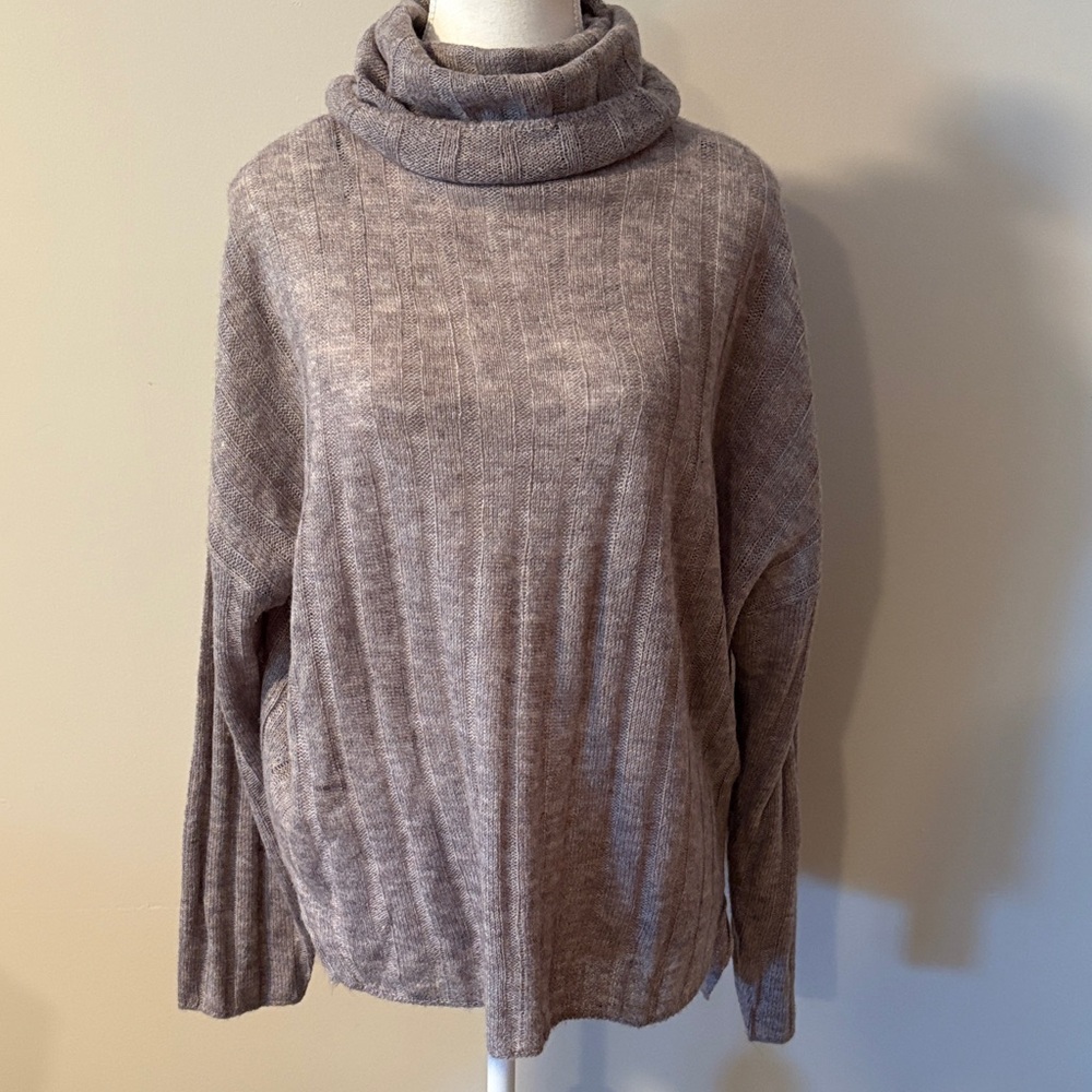 H&M Oversized Soft Wool Blend Taupe Turtleneck long sleeve Sweater. Size Medium